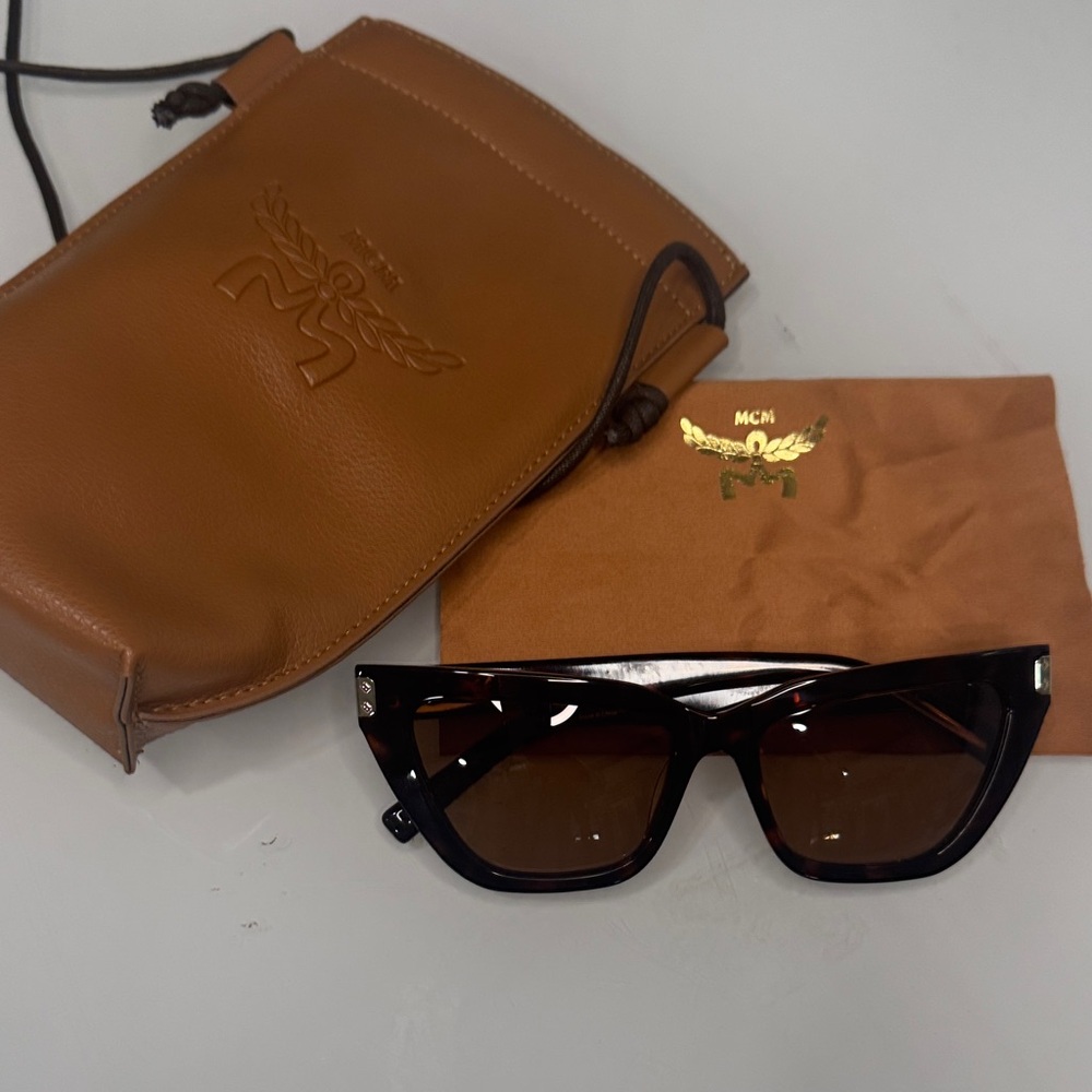 MCM MW0010 Cat-Eye Sunglasses – Dark Havana / Brown Gradient - Full inclusion